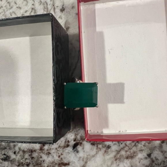NWT simulated emerald ring - Picture 2 of 5